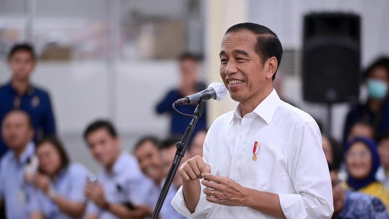 Kata Jokowi hingga Kaesang soal Pose Dua Jari dari Mobil Kepresidenan RI-1
