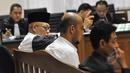 Mantan anggota Komisi VI DPR Fraksi Demokrat Tri Yulianto (kiri) saat dimintai keterangan kasus dugaan penerimaan gratifikasi Kementerian ESDM dengan terdakwa Sutan Bhatoegana di Pengadilan Tipikor, Jakarta, (7/5/2015). (Liputan6.com/Andrian M Tunay)