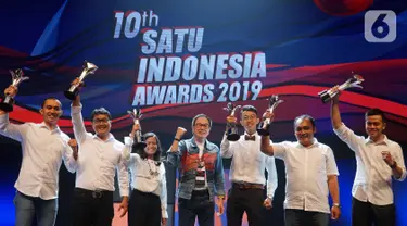 Presiden Direktur Astra Prijono Sugiarto (tengah) foto bersama dengan penerima apresiasi pada Malam Penghargaan 10th SATU Indonesia Awards 2019 di Jakarta, Jumat (4/10/2019). Keenam penerima apresiasi tersebut akan mendapat dana pembinaan Rp60 juta. (Liputan.com/HO/Eko)