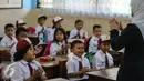 Sejumlah siswa dan siswi saat belajar di kelas di SD Pasar Baru 05, Jakarta, Senin (27/7/2015). Usai libur panjang Idul Fitri para siswa kembali beraktivitas mengikuti pelajaran di sekolah untuk tahun ajaran 2015-2016. (Liputan6.com/Faizal Fanani)
