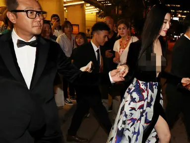 Aktris asal Tiongkok, Fan Bingbing saat menghadiri premier film "I Am Not Madame Bovary" selama Festival Film Internasional Toronto, Kanada, (8/9). Aktris 34 tahun ini tampil seksi dengan gaun berbelahan dada terbuka. (REUTERS/Fred Thornhill)
