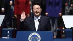 Presiden Korea Selatan Yoon Suk-yeol mengambil sumpah saat pelantikannya di depan Majelis Nasional di Seoul, Korea Selatan, Selasa (10/5/2022). Presiden baru Korea Selatan itu mengatakan dia akan menyampaikan "rencana berani" untuk meningkatkan ekonomi Korea Utara jika denuklirisasi. (Jeon Heon-kyun/Pool Photo via AP)