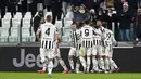 Para pemain Juventus merayakan setelah Juan Cuadrado mencetak gol ke gawang Genoa pada pertandingan Serie A Liga Italia di Stadion Turin Allianz, Italia, 5 Desember 2021. Juventus menang 2-0. (Marco Alpozzi/LaPresse via AP)