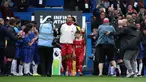 Para pemain Chelsea (samping kanan dan kiri) melakukan Guard of Honour saat para pemain Liverpool memasuki lapangan pertandingan dalam laga lanjutan Liga Inggris 2024/2025 di Stamford Bridge, London, Inggris, Minggu (04/05/2025) waktu setempat. (AFP/Henry Nicholls)