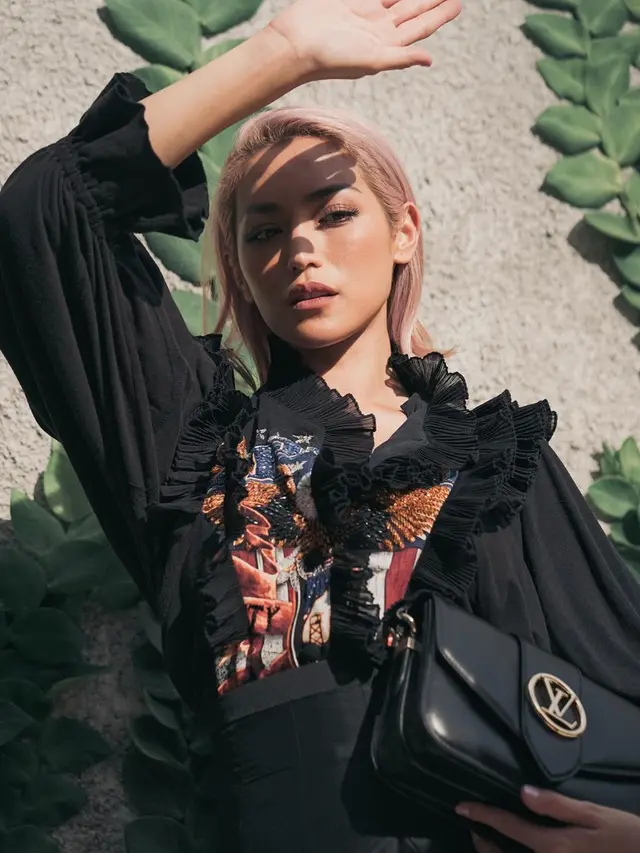 Gaya Jessica Iskandar Dengan Rambut Warna Pink. (Sumber: Instagram/inijedar)