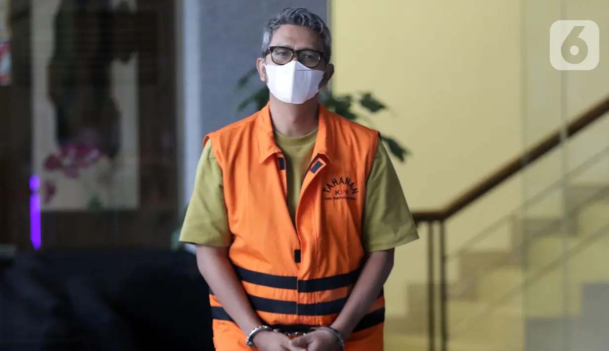 Bupati nonaktif Bintan, Apri Sujadi berjalan keluar Gedung KPK, Jakarta, Selasa (23/11/2021). Apri menjalani pemeriksaan lanjutan dugaan korupsi pengaturan barang kena cukai dalam pengelolaan Kawasan Perdagangan Bebas dan Pelabuhan Bebas (KPBPB) Kab Bintan 2016-2018. (Liputan6.com/Helmi Fithriansyah