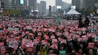 Ribuan warga Korsel membawa poster menuntut pengunduran diri Presiden Park Geun-Hye, di Gwanghwamun square, pusat Kota Seoul, Sabtu (5/11). Presiden Park didesak mundur terkait skandal korupsi yang telah melumpuhkan pemerintahannya. (Ed Jones/AFP)