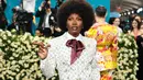 Penyanyi peraih Grammy, Doechii, tampil berani dalam setelan pendek dari Louis Vuitton. Gaya tailored yang fun dan kontemporer ini mencerminkan kepribadiannya yang eksentrik dan penuh energi, menjadikannya salah satu highlight malam itu. [@doechii].