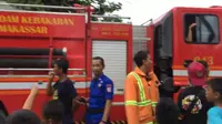 Petugas pemadam kebakaran di Makassar jadi korban prank alias dikerjai pada Minggu, 23 Februari 2020 sore. (Liputan6.com/Fauzan)