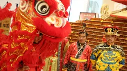 Pemain barongsai bersiap tampil dalam rangka menyambut Tahun Baru Imlek 2569/2018 di hadapan pengunjung Senayan City, Jakarta, Kamis (8/2). (Liputan6.com/Immanuel Antonius)