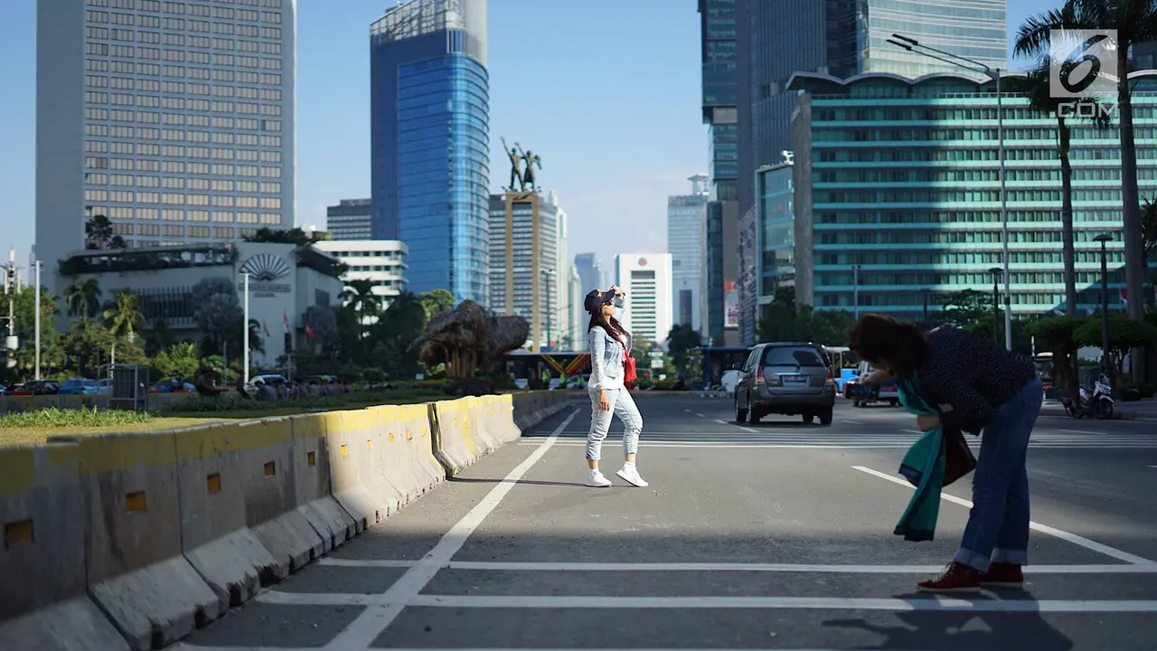 Jalan MH Thamrin Ditutup, Warga Asyik Berfoto