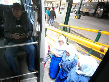 Pejalan kaki saat akan menaiki bus shelter yang melintasi Jl. Malioboro, Yogyakarta, Selasa (5/4). Bus digunakan untuk mengangkut pejalan kaki yang memarkir kendaraan di Taman Parkir Abu Bakar Ali.  (Liputan6.com/Boy Harjanto)