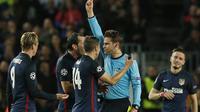 Wasit Felix Brych (kanan) memberikan kartu merah ke striker Atletico Madrid, Fernando Torres (kiri), pada laga Leg 1 Babak Perempat Final Liga Champions 2015-2016, di Estadio Camp Nou, Rabu (6/4/2016) dini hari WIB.  (Reuters/Albert Gea)