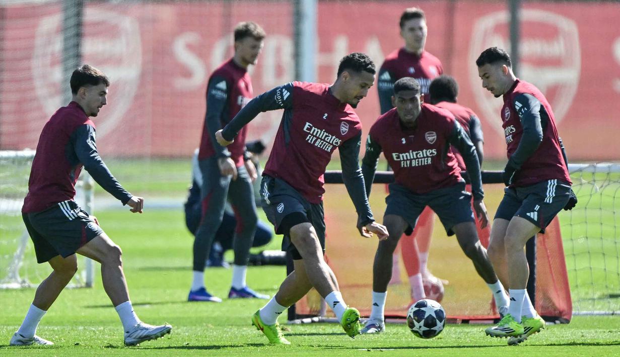 Bek Arsenal asal Prancis, William Saliba (tengah) menggiring bola saat mengikuti sesi latihan tim di pusat pelatihan Arsenal di London Colney, utara London, pada Senin 6 April 2026. Arsenal kembali melakukan sesi latihan di pusat pelatihan Arsenal, London Colney. (Glyn KIRK/AFP)
