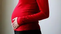 Anda tentu sering mendengar wanita hamil yang mengidam harus dituruti. Jika tidak, anak yang dikandungnya ketika lahir akan `ngences`
