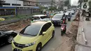 Laju kendaraan tersendat saat melintasi proyek revitalisasi trotoar di Jalan Tebet Raya, Jakarta, Selasa (5/11/2019). Adanya proyek revitalisasi trotoar di sepanjang Jalan Tebet Raya mengakibatkan kemacetan di kawasan tersebut semakin parah, terlebih saat jam sibuk. (merdeka.com/Iqbal Nugroho)