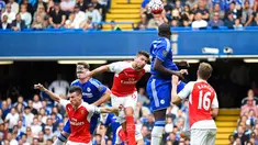 Laga sengit antara Chelsea dan Arsenal di Stamford Bridge, Sabtu (19/9/2015) berakhir dengan kemenangan Chelsea dengan skor 2-0. Arsenal terpaksa harus bermain dengan sembilan pemain karena terkena dua kartu merah. (Reuters/John Sibley)