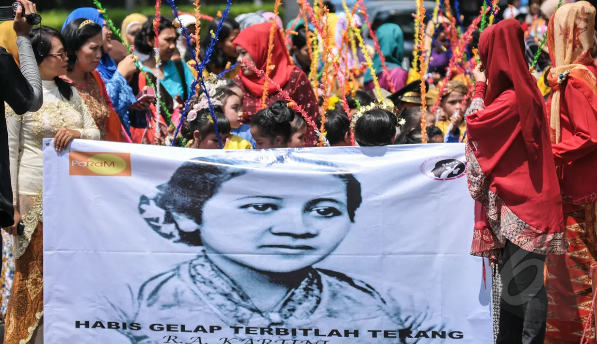 Murid-murid TK Sekolah Alternatif untuk Anak Jalanan (SAAJA) membentangkan spanduk Kartini di kawasan Kuningan, Jakarta, Selasa (21/4/2015). Kegiatan diikuti 70 an anak kurang mampu dalam rangka peringatan Hari Kartini. (Liputan6.com/Faizal Fanani)