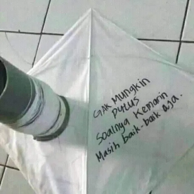 6 Tulisan Nyeleneh di Layang-Layang Ini Bikin Salah Fokus ketika Diterbangkan