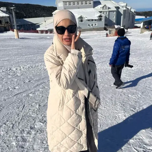 Potret Shireen Sungkar dan Teuku Wisnu Liburan (credit: https://www.instagram.com/shireensungkar/)