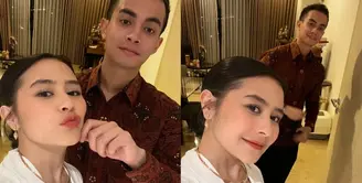 Prilly Latuconsina baru saja membagikan foto menggemaskan bersama kekasihnya, Omara. Keduanya pun tampil mengenakan wastra nusantara. [@prillylatuconsina96]