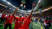 Coke dan Jose Antonio Reyes menyapa pendukung Sevilla di tengah perayaan gelar Liga Europa 2015 di Stadion Narodowy, Polandia, Kamis (28/5/2015). Sevilla memecahkan rekor meraih trofi Liga Europa terbanyak, yakni empat gelar. (Reuters/Kai Pfaffenbach)