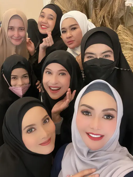 Meski tak lagi berkutat di dunia hiburan, ia tetap menjalin hubungan baik dengan sesama artis yang telah berhirah. (Instagram @eddiesadellia)