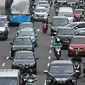 Kendaraan berjalan tersendat di Jalan Sudirman, Jakarta, Rabu (20/7/2022). Dinas Lingkungan Hidup (DLH) DKI Jakarta menyatakan sebanyak 75 persen polusi udara di Ibu Kota berasal dari emisi kendaraan bermotor roda dua dan roda empat. (Liputan6.com/Faizal Fanani)