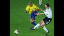 Usai juara Liga Champions, Roberto Carlos memperkuat Timnas Brasil di Piala Dunia 2002. Pada pertandingan final, Tim Samba menang 2-0 atas Jerman. (AFP/Damien Meyer)