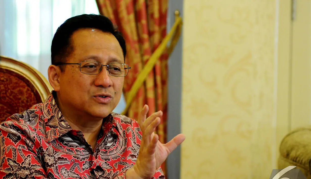 Ketua DPD RI, Irman Gusman menjelaskan tentang tugas-tugas DPD kepada Liputan6.com saat berkunjung ke kediaman pribadinya, Jakarta, Rabu (3/12/2014). (Liputan6.com/Andrian M Tunay)