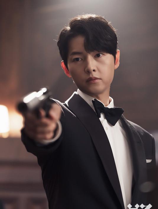 <p>Song Joong Ki&mdash;yang sebelumnya membintangi Descendants of the Sun dan Arthdal Chronicles bersama Kim Ji Won&mdash;membuat penampilan spesial di Queen of Tears sebagai karakter Vincenzo, yang berakting sebagai pengacara Hong Hae In.</p>