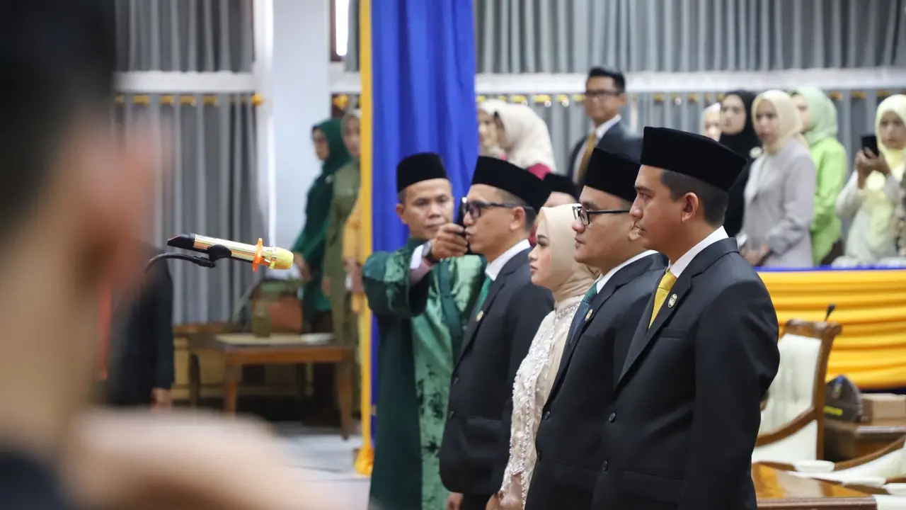 Rapat Paripurna DPRD Garut, Jawa Barat, akhirnya mengesahkan empat pimpinan DPRD baru secara definitif, sebagai kuartet atau empat orang pimpinan di gedung wakil rakyat Garut untuk lima tahun ke depan. (Liputan6.com/Jayadi Supriadin)
