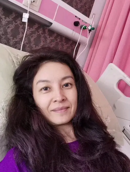 “Tapi tetap saya per 3 bulan harus rutin dicek karena kita enggak tahu ya kalau tiba-tiba muncul lagi,” Putri Patricia menjelaskan seraya menyebut kondisi fisiknya baik-baik saja. [Instagram/putripatricia888]
