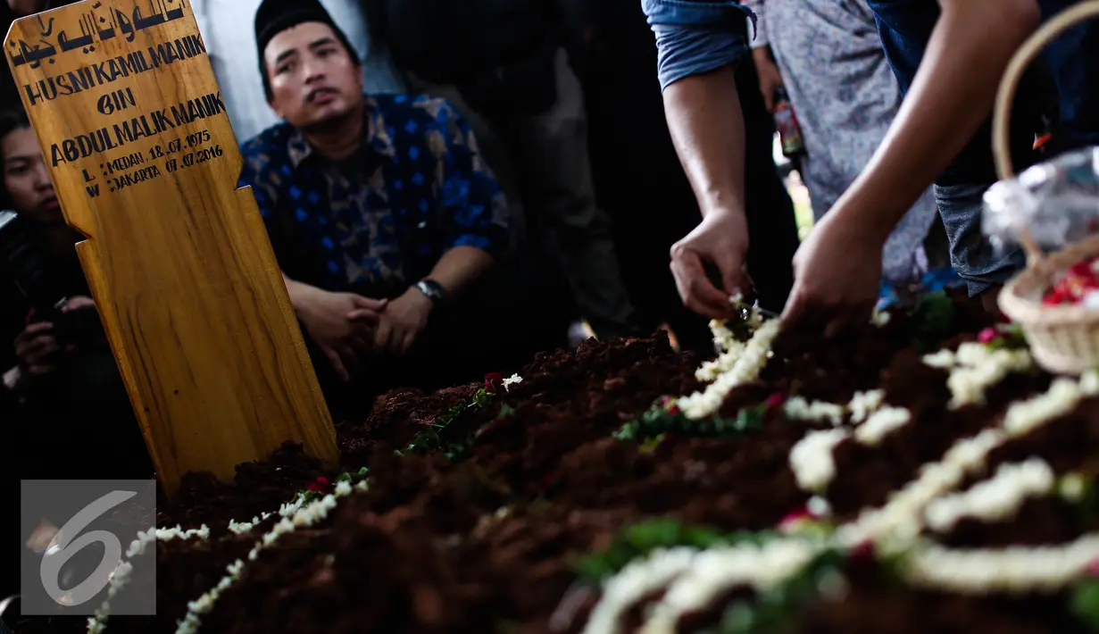 Suasana saat prosesi pemakaman Alm Husni Kamil Malik  di TPU Jeruk Purut, Jakarta, Rabu (8/7). Husni Kamil Manik meninggal semalam saat menjalani perawatan di RS Pusat Pertamina. Husni meninggal di usia ke-41. (Liputan6.com/Faizal Fanani)