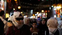 Sejumlah warga berjalan di pasar Hamadiyah, atau souk dalam bahasa Arab, yang diberi nama setelah Sultan ke-34 Kekaisaran Ottoman Abdul Hamid II, di Kota Tua Damaskus, Suriah, (14/7). (AP Photo / Hassan Ammar)