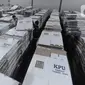 Dari ribuan kotak suara tersebut, nantinya akan dibentuk untuk kemudian ditempatkan di ruangan gudang penyimpanan sementara logistik yang telah disiapkan. (merdeka.com/Arie Basuki)