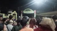 Sejumlah warga Perumahan Pondok Gede Permai Jatiasih masih menunggu dievakuasi hingga Selasa (4/3/2025) malam. (Liputan6.com/Bam Sinulingga)