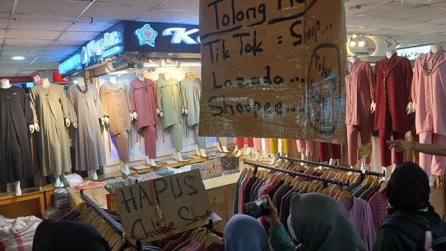 Sejumlah pedagang di Pasar Tanah Abang Blok A mengaku pendapatannya anjlok beberapa waktu terakhir.