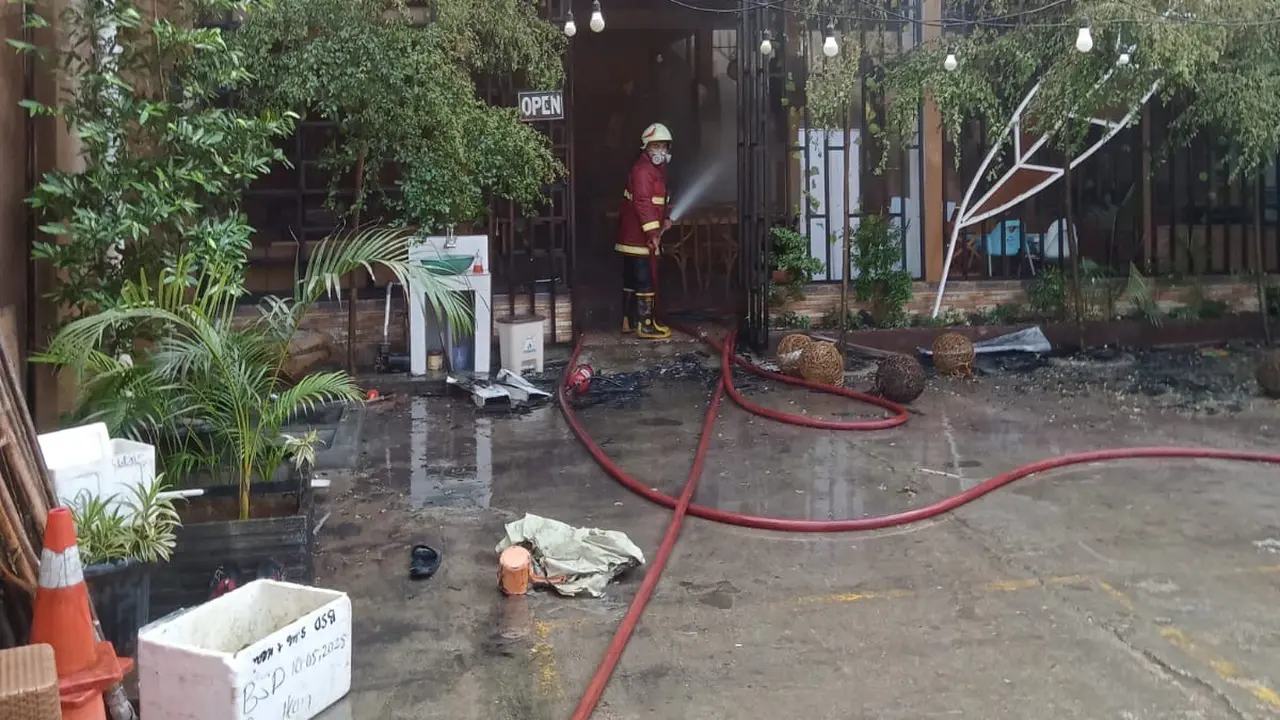 Kebakaran terjadi di sebuah rumah makan Kampung Kecil di Jalan Kencana Loka Sektor XII, Blok H6 Nomor 40, BSD City, Serpong, pada Jumat (13/6/2025) pagi.