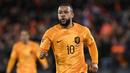 Pemain Timnas Belanda, Memphis Depay melakukan selebrasi setelah mencetak gol pertama timnya ke gawang Timnas Gibraltar  pada laga Grup B Kualifikasi Euro 2024 di Feyenoord Stadium, Rotterdam, Belanda, Selasa (28/03/2023) WIB. De Oranje menang dengan skor 3-0. (AFP/John Thys)