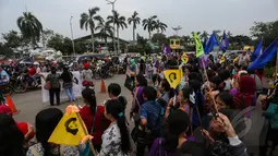 Puluhan buruh wanita saat menggelar aksi memperingati 22 tahun tanpa keadilan "Malam Marah Marsinah" di Kawasan Berikat Nusantara (KBN) Jakarta, Jumat (8/5/2015). (Liputan6.com/Faizal Fanani)