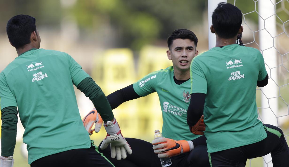 Kiper Timnas Indonesia U-22, Nadeo Argawinata, berdiskusi dengan rekannya saat latihan di Lapangan F Senayan, Jakarta, Jumat (15/11). Latihan ini persiapan jelang Sea Games 2019 Filipina. (Bola.com/Vitalis Yogi Trisna)