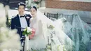 Lee Dong Gun dan Jo Yoon Hee berpacaran setelah mereka bermain dalam The Gentlemen of Wolgyesu Tailor Shop. Mereka pun menikah 2 Mei 2017. (Foto: koreaboo.com)