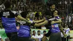 Tim putra Jawa Barat meraih medali emas setelah mengalahkan Jawa Tengah, 3-2, dalam final beregu putra bulutangkis PON XIX Jawa Barat di GOR Bima, Cirebon, Jumat (23/9/2016). (Bola.com/Arief Bagus)