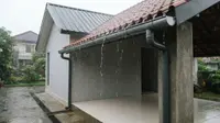 7 Cara Mencegah Air Hujan Masuk Teras Rumah, Solusi Ampuh agar Lantai Tidak Becek