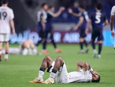 Pemain Timnas Indonesia, Yance Sayuri terbaring sambil menangis setelah laga terakhir putaran ketiga Grup C Kualifikasi Piala Dunia 2026 melawan Jepang di Suita Stadium, Jepang, Selasa (10/06/2025). (AFP/Paul Miller)