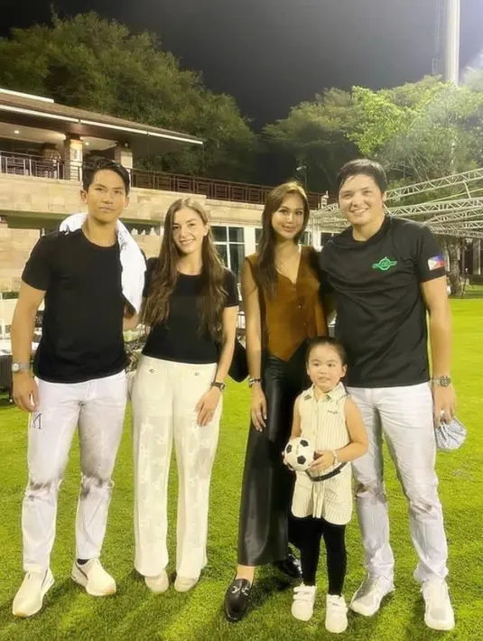 Saat menemani pangeran Mateen, Anisha Rosnah mengenakan tshirt hitam dipadukan celana putih dari brand Chanel. [@support.anishaik]