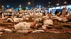 Jemaah haji beristirahat di Muzdalifah, Arab Saudi, Selasa (27/6/2023). Usai melaksanakan wukuf di Arafah, jemaah haji berangkat ke Muzdalifah untuk bermalam. (Sajjad HUSSAIN/AFP)
