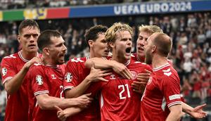 Pemain Denmark, Morten Hjulmand melakukan selebrasi bersama rekan-rekannya setelah mencetak gol penyeimbang 1-1 ke gawang Inggris pada laga Grup C Euro 2024 di Frankfurt Arena, Frankfurt, Jerman, Jumat (21/06/2024) WIB. (AFP/Angelos Tzortzinis)