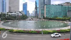 Suasana jalan lengang di Kawasan Bundaran HI, Jakarta, Rabu (15/2). Suasana di beberapa ruas jalan di DKI Jakarta lengang pada hari libur nasional pemungutan suara pilkada DKI Jakarta. (Liputan6.com/Angga Yuniar)